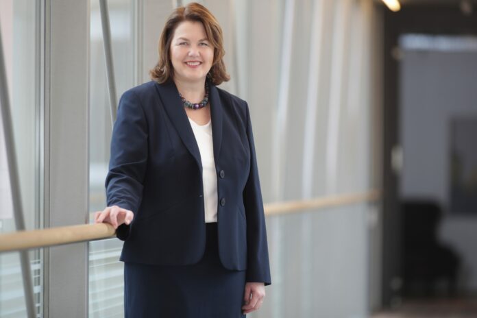 |Junge Frau präsentiert Kollegen Diagramm auf Tablet und Leinwand und erklärt konzentriert||