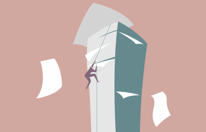 banker erklimmt Berg von Akten und Meldungen