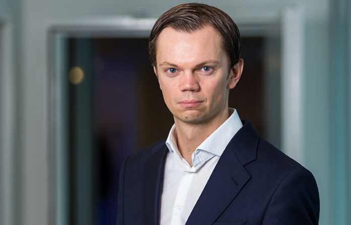 Dr. Marco Adelt ist Mitgründer und Geschäftsführer des Insurtechs CLARK. Der Versicherungsfachwirt arbeitete zuvor zehn Jahre lang bei Unternehmensberatungen.|