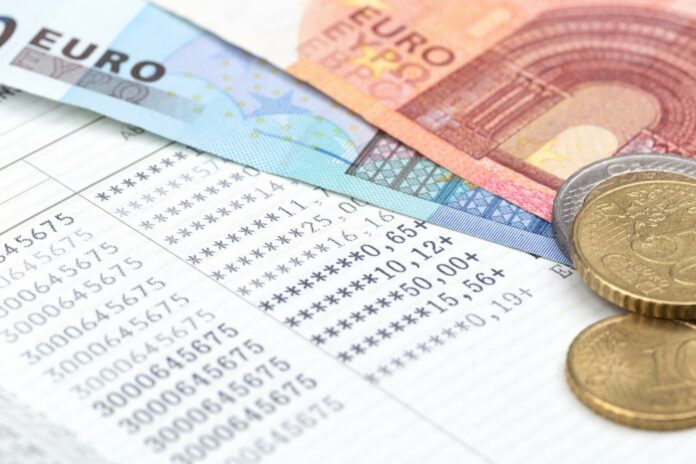 Das gute alte Sparbuch gehört in Deutschland nach wie vor zu den häufig genutzten Anlagemöglichkeiten. Doch im Grunde sprechen kaum Argumente für seine Nutzung. Es gibt einfach bessere Alternativen.|Festgeld bringt vergleichsweise gute Zinsen – so sammelt sich mit der Zeit der ein oder andere Euro an.|||