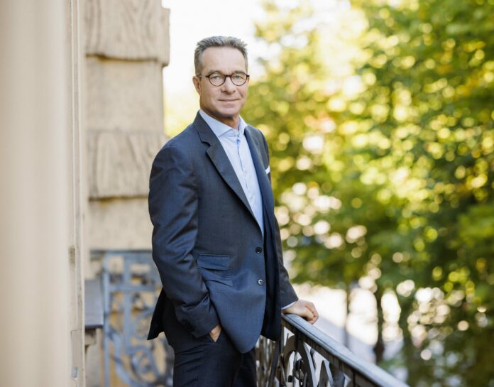 |||Industriearbeiter montieren in einer großen Werkhalle Turbinenteile zusammen