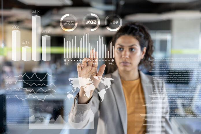 Frau arbeitet an einem gläsernen Touch Screen|