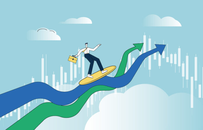 Ein Bankmitarbeiter surft auf zwei Graphen